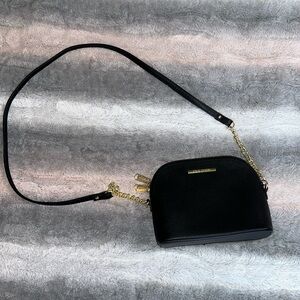 Domed shaped crossbody 🖤